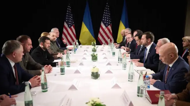 Le président ukrainien Volodymyr Zelensky (3 G) lors d'une réunion avec le vice-président américain JD Vance (3 D) à Munich, Allemagne, le 14 février 2025, en marge de la conférence annuelle sur la sécurité de Munich (MSC).
