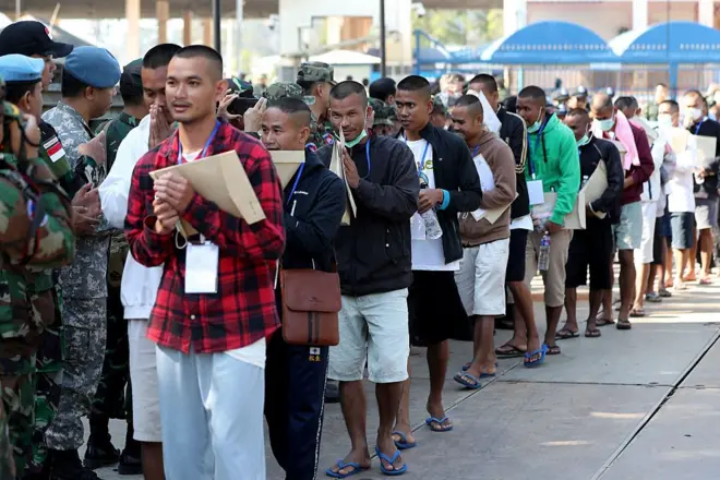 Những người lính Campuchia được thả (ảnh chụp hôm 31/12) 