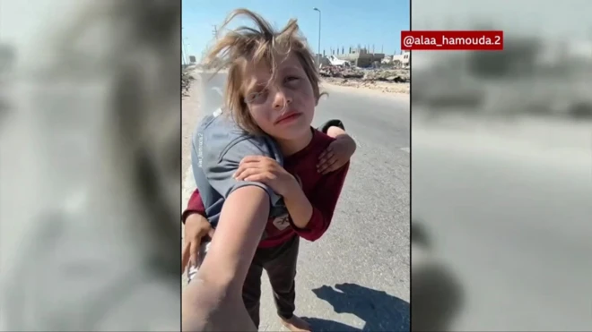 Dis girl carry her sister for back