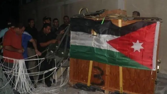 المساعدات الطبية التي أنزلها سلاح الجو الأردني إلى المستشفى الميداني الأردني في غزة