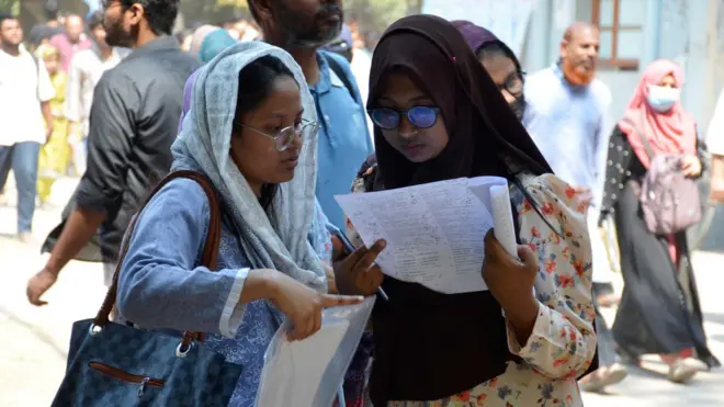 ভর্তি পরীক্ষায় অংশ নিতে ঢাকাসহ সারাদেশ থেকেই শিক্ষার্থীরা রাজশাহী গিয়েছিলো মঙ্গলবার। 