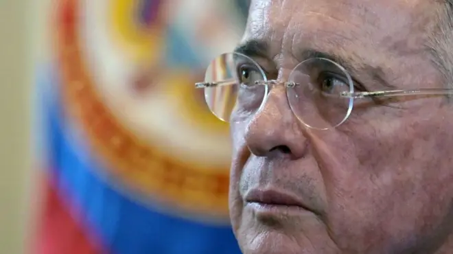 Retrato de Álvaro Uribe.