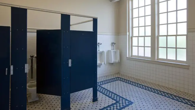 ਫ਼ਰਸ਼ ਅਤੇ ਦਰਵਾਜ਼ੇ ਵਿਚਲੀ ਵਿੱਥ ਟਾਇਲਟ ਨੂੰ ਹਵਾਦਾਰ ਬਣਾਉਂਦੀ ਹੈ।