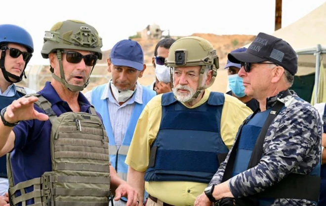 Gazze yardım kampını ziyaret ediyor. X'e mesaj içeren görsel: @POTUS'un talimatıyla, @USAmbIsrael ve ben dün Gazze'deki insani durumu görüşmek üzere İsrailli yetkililerle bir araya geldik.