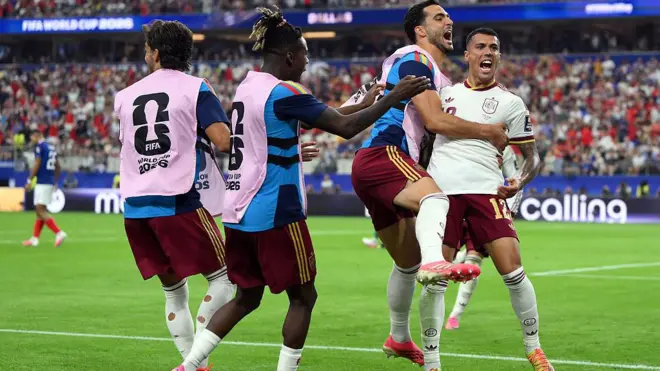 Espanha comemora segundo gol contra França na semifinal da Copa