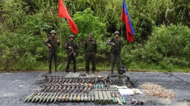 ဧရာဝတီ၊ ရေကြည်မြို့နယ်ထဲက စစ်တပ်ကာကင်းစခန်း ၂ ခုကို သိမ်းပြီးနောက် သိမ်းဆည်းရမိတဲ့ လက်နက်ခဲယမ်းတွေလို့ အေအေ ထုတ်ပြန်လာတဲ့ပုံ