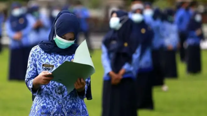 Sejumlah Calon Pegawai Negeri Sipil (CPNS) mengikuti apel di halaman kantor Bupati, Kabupaten Gorontalo, Gorontalo, Jumat (15/1/2021).