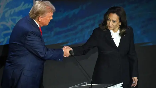 Donald Trump(ibumoso) aramukanya na Kamala Harris (iburyo) bagiye gutangira ikiganiro mpaka i Philadelphia mu ijoro ryacyeye
