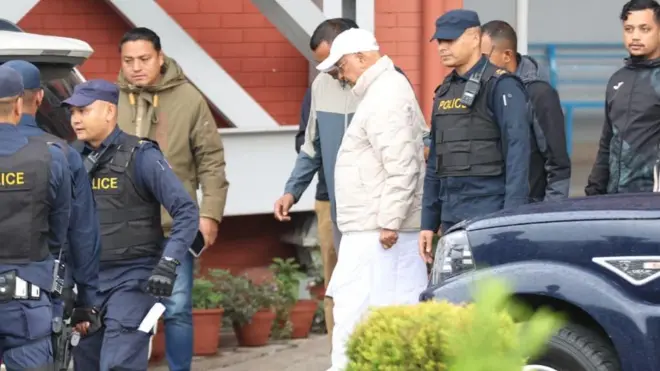 पक्राउ गरिएपछि स्वास्थ्यजाँचका लागि अस्पताल लैजाने क्रममा केपी शर्मा ओली