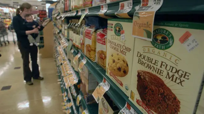 Gôndola de supermercado mostra massa para preparo de bolo orgânica