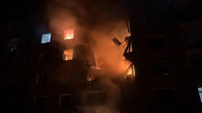 У темряві багатоповерховий будинок, охоплений полумʼям. Щонайменше три поверхи – знищені, а у вікнах поруч видно сильну пожежу.