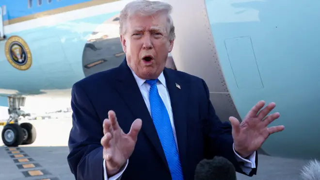 Президент США Дональд Трамп общается с журналистами перед вылетом из Уэст-Палм-Бич на борту самолета Air Force One, Флорида, США, 23 марта 2026 года.