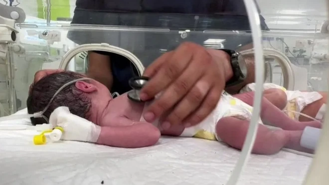 اوس ژغورل شوې ماشومه په اینکیوبیټر کې ساتل کېږي