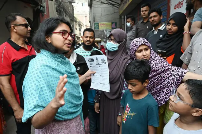 बांग्लादेश के चुनाव में प्रचार करती एक उम्मीदवार 