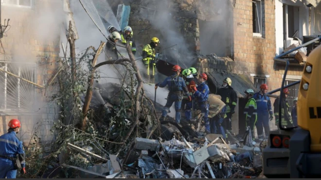 Rescatistas trabajan en uno de los edificios afectados.
