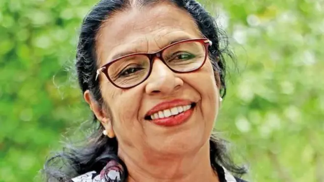 රම්යා වනිගසේකර පළමු වරට වේදිකා නාට්යයක් සඳහා රංගනයෙන් දායක වූයේ, 1976 වසරේදී ය. ඒ, රංජිත් ධර්මකීර්තිගේ 'හස්තිරාජ මහත්තයා' නමැති නාට්යයේ සුළු චරිතයකට පණ පොවමිනි.