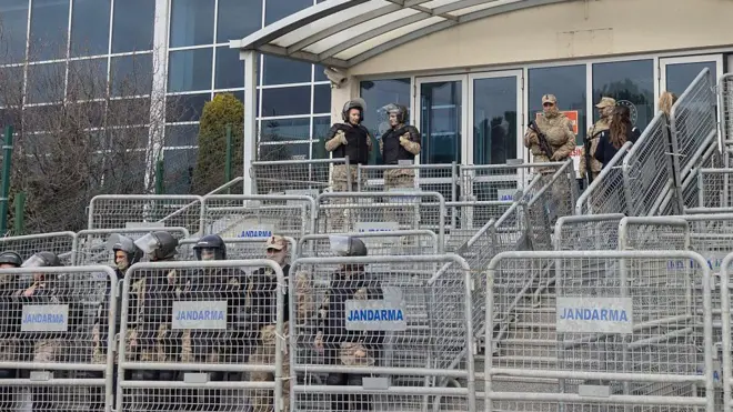 Silivri'de duruşmaların yapıldığı salonun önünde jandarma bekliyor, güvenlik bariyerleri yerleştirilmiş.