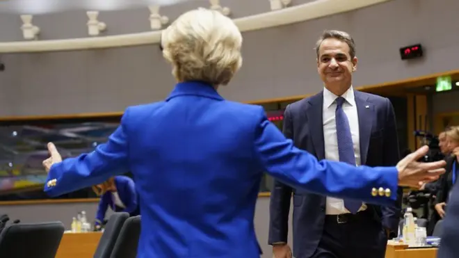 Avrupa Komisyonu Başkanı Ursula von der Leyen, Yunanistan Başbakanı Kiryakos Miçotakis'i kollarını açmış karşılıyor.
