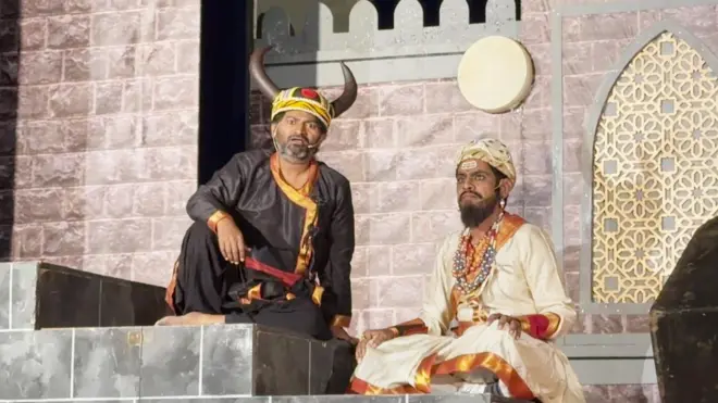 'शिवाजी अंडरग्राउंड इन भीमनगर मोहल्ला' या नाटकाच्या प्रयोगादरम्यानचा एक क्षण.