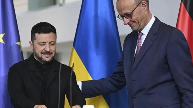 المستشار الألماني الجديد (يمين) يستقبل الرئيس الأوكراني فولوديمير زيلينسكي في برلين يوم الأربعاء