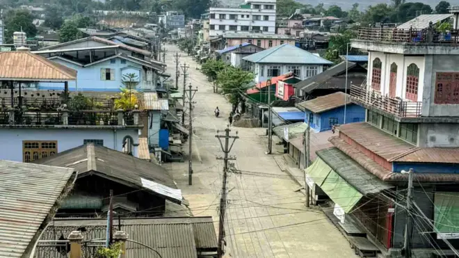 လုံးခင်းရွာမှာ စစ်တပ်နဲ့ ပြည်သူ့စစ်ပူးပေါင်းအဖွဲ့တွေ တပ်စွဲတဲ့နေရာကို KIA နဲ့ PDF ပူးပေါင်းအဖွဲ့တွေက ဒရုန်းနဲ့ဗုံးကြဲတာတွေ ရှိနေပါတယ်။