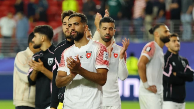 لاعب المنتخب الأردني علي علوان ومن خلفه عدد من اللاعبين