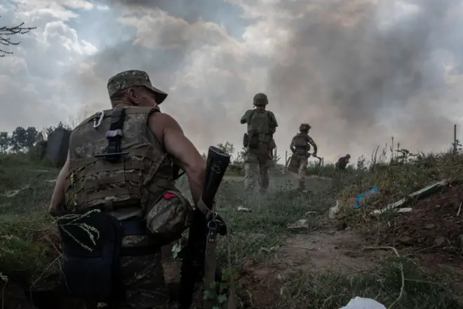 солдаты выходят из окопов