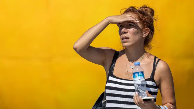 Женщина в жару на желтом фоне