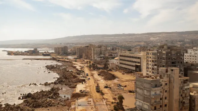 صورة جوية تظهر فرق الإنقاذ وهي تبحث عن جثث على الشاطئ، في أعقاب الفيضانات في درنة، ليبيا.