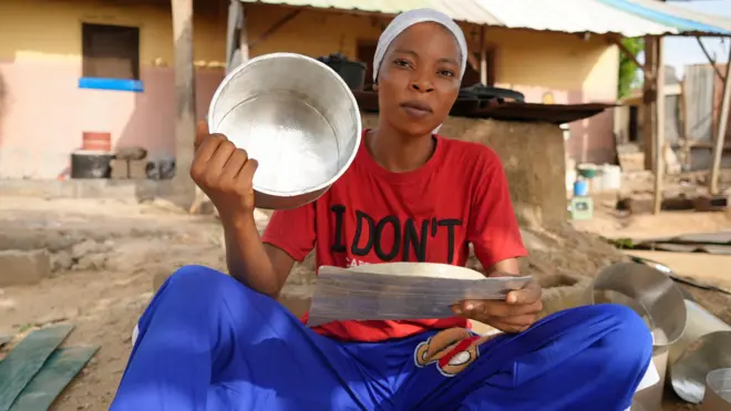 22 -year old Salihu Hanna Ohiza wey be female Aluminim fabricator