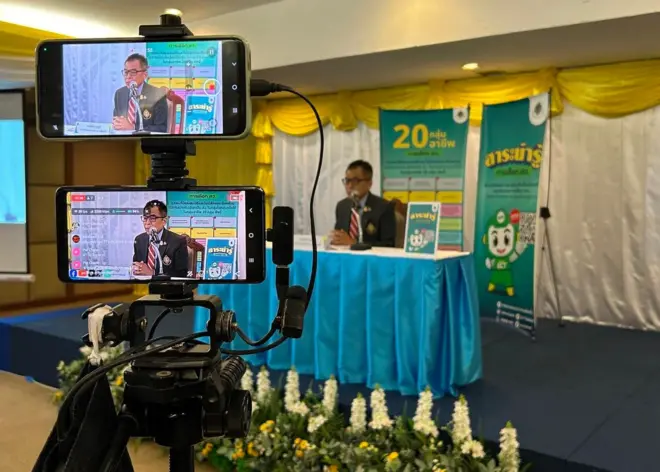 แสวง บุญมี บอกว่า “บางครั้งเราไม่ได้คิดต่างจากประชาชน เราต่างกันตรงที่ยืน เราเป็นกรรมการ กรรมการมีหน้าที่ทำตามกฎหมาย น้อยกว่าไม่ได้ เกินไม่ได้”