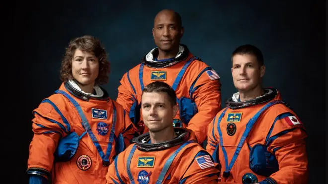 Koch, Glover (inyuma), Hansen na Wiseman (imbere) batangarijwe ku kigo Johnson Space Center