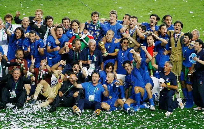 احتفل اللاعبون الإيطاليون والجهاز الفني بفوزهم بركلات الترجيح في نهاية المباراة النهائية لكأس العالم لكرة القدم ألمانيا 2006