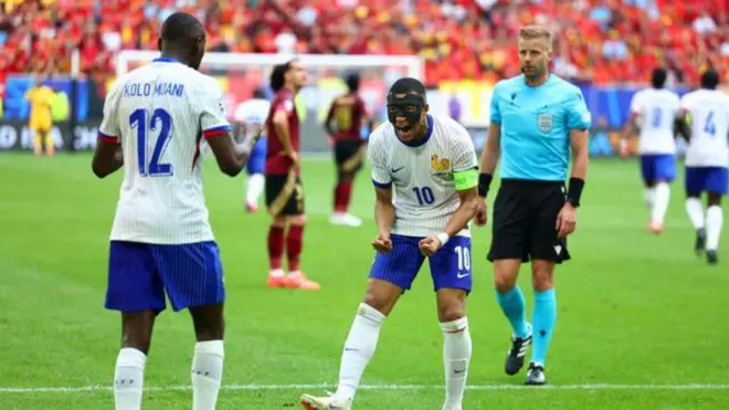 Kolo Muani celebrate wit Mbappe