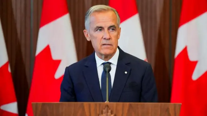Mark Carney habla frente a un podio
