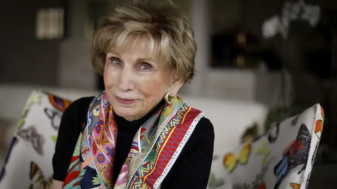 Едіт Еґер в яскравому шалику на фоні темного светра