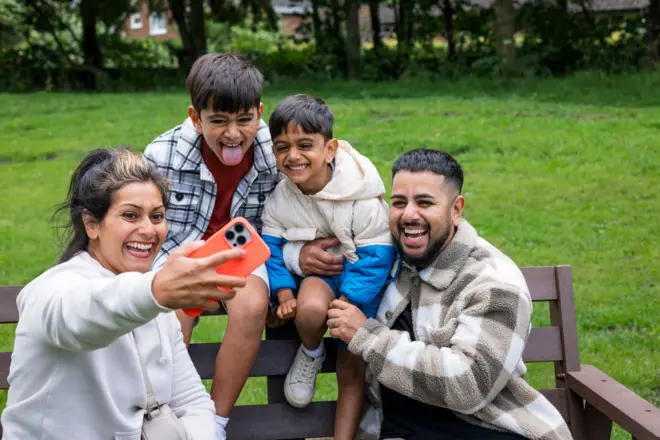 "ළමයින්ගේ ඡායාරූප පළ කරනවා නම් අවසර ගන්න පාර්ශව දෙකයි නේ තියෙන්නේ. එක් පාර්ශවයක් තමයි දෙමව්පියන්. අනෙක් පාර්ශවය ඒ දරුවන්. දරුවන් ගැන තීරණ ගන්න දෙමාපියන්ට පුළුවන් වුණාට දරුවන්ගේ ඡායාරූප සමාජ මාධ්යවල පළ කරන්න දෙමාපියන්ට අයිතියක් නෑ.