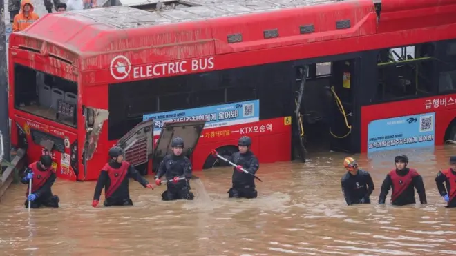 Rescuers wey dey work to reach vehicles wey dey trapped in a flooded tunnel near di South Korean city of Cheongiu don recover nine bodies.