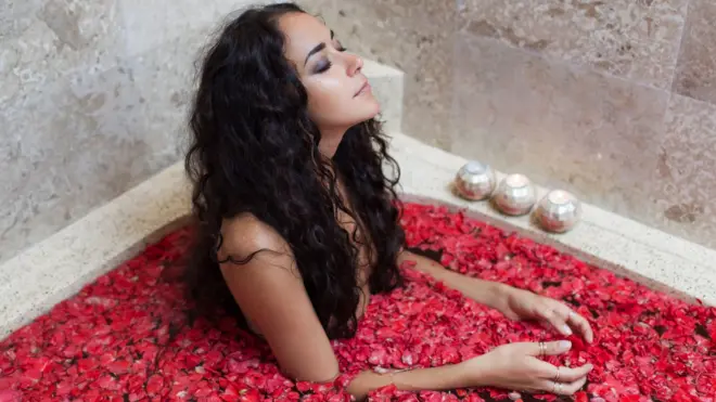 రోజ్ వాటర్ 