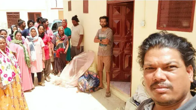 సూడాన్‌లో చిక్కుకున్న ఎస్ ప్రభు (కుడి వైపు), ఇతర హక్కి-పిక్కి కమ్యూనిటీ సభ్యులు 