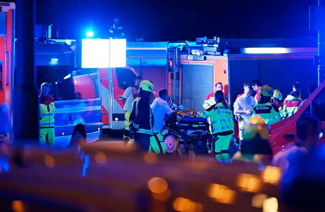 Equipes de emergência e policiais trabalham nas proximidades do local onde uma pessoa morreu e cerca de 15 ficaram feridas depois que um carro teria atingido a multidão nos arredores da parada do Christopher Street Day (CSD), em Berlim