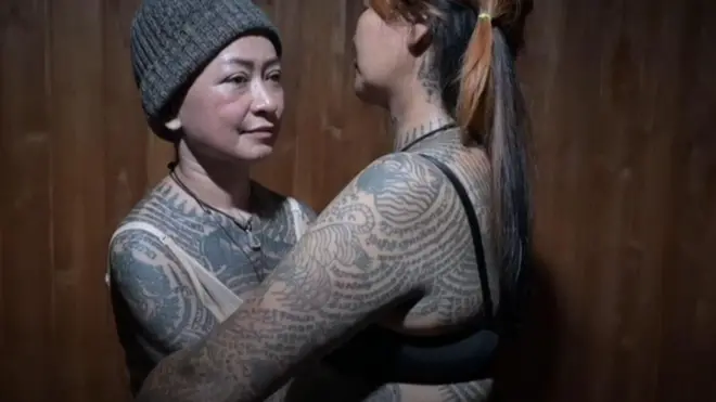 Obinrin to ya tattoo si ara