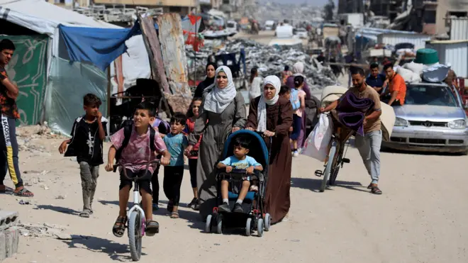 توزیع غذا در غزه به شرکتی به نام «بنیاد بشردوستانه غزه» سپرده شده است. نحوه عملکرد این شرکت که آمریکا و اسرائیل از آن پشتیبانی می‌کنند محل سوال قرار گرفته و سازمان ملل هم به‌شدت از آن انتقاد کرده است