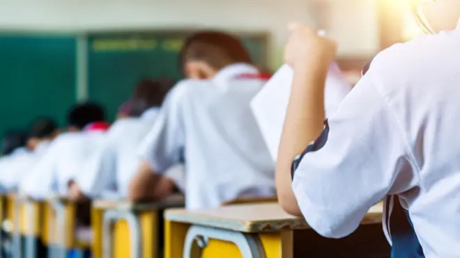 منظر خلفي لطلاب في المرحلة المتوسطة وهم في الفصل الدراسي