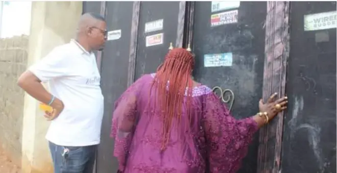 Ụlọ ndị enwe-nne-enwe-nna 'Arrow of God', Nkwelle , dị nso ỌnichaỌnicha