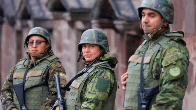 Soldados en las calles de Ecuador.