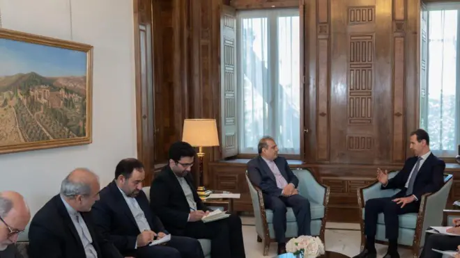 علی اصغر خاجی (نفر دوم از راست) در هفته های اخیر بارها به سوریه سفر و با بشار اسد (نفر اول از راست) ملاقات کرده است