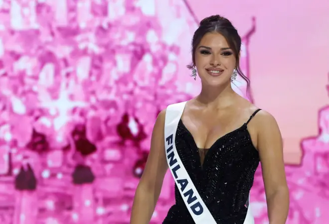 ������С�㡱��Miss Finland������������˹��Sarah Dzafce���μ�ѡ��������������һ����ɫ����������Є״�д�ϡ�FINLAND����������һ�֡�