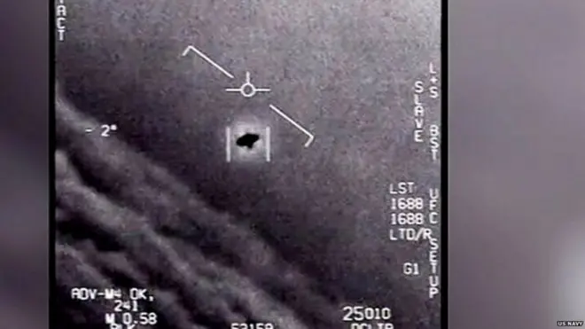 अमेरिकी रक्षा मंत्रालय ने 'हवा में दिखने वाली कुछ अस्पष्ट चीज़ों' के तीन वीडियो जारी किए हैं.