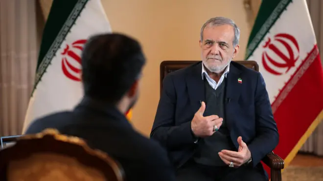 مسعود پزشکیان در حال مصاحبه